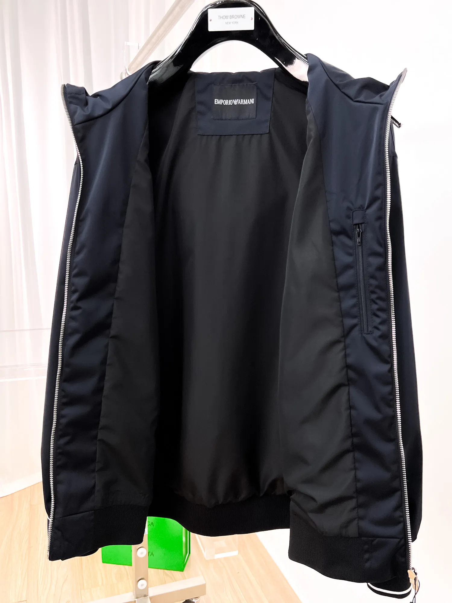 Armani official website Same Style, complete with three labels, on sale in advance. 2026 Autumn and Winter New Arrival men's jacket, Original with complete three labels, Premium version. Custom-made fabrics at the counter. Breathable, high comfort, impeccable details, brand element design concept, reflecting high quality. It feels delicate and soft, presents a casual cut, and has a great upper body shape. Sizes: M～3XL,